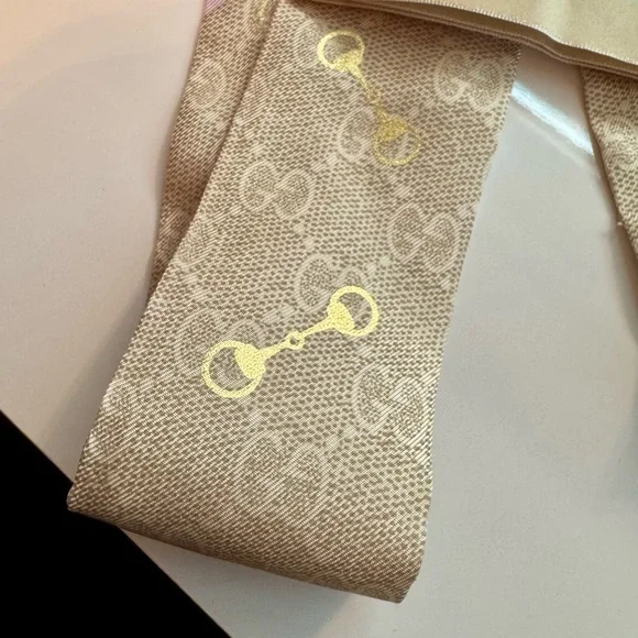 ✨ NWT Authentic Gucci Pink and Beige Silk Horsebity Scarf ✨ - Picture 8 of 8